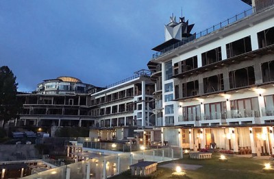 西马岭渡假村其中一座酒店的外观， 里边是卧房，外面就是多巴湖。