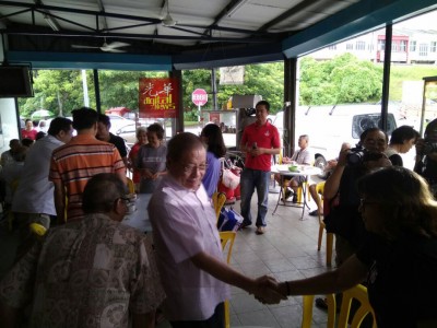 支持者争相与林吉祥握手。
