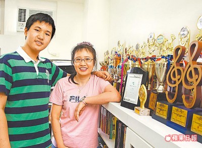 江璟亮与母亲合影。