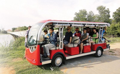 电瓶车游玩霹雳双武隆是九屿岛第二次被封岛后兴起的新旅游方式。