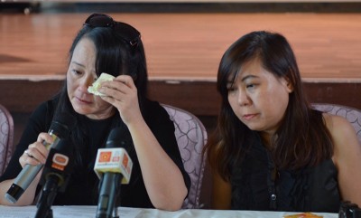 Connie(左)在罗宾唯一承认的干妹妹美美陪伴下召开记者会。