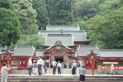 雾岛神宫不仅最高级别的神社，也是春天赏樱，秋天（11月中～11月底）赏红叶和健行赏景的地点。