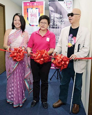 梁小诗、周美芬和陈锦辉为2017年华穗艺术节“越视之艺”进行剪彩仪式。