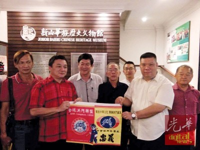 孙艪华(右2)在范玉堂(左起)、谢松清、俞义平、王一禾及翁亚利的陪同下,移交纪念品予林刚荣。
