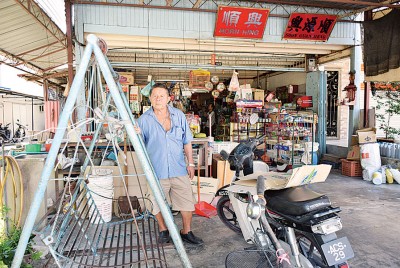 小孩来杂货店买东西时也会顺便在这里荡秋千。