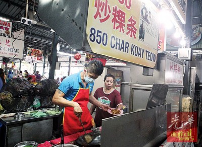 炒粿条的秘方万变不离其宗,就是要炉火旺盛,再搭上档主特制的酱料,炒出火候十足的炒粿条。
