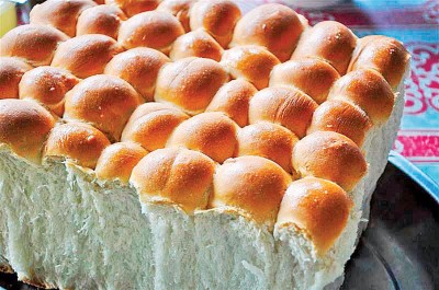 新鲜出炉的海南面包，就是琼源香面包厂用于烘制成Roti Kok的材料。