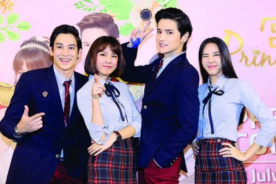 泰版《宫》4位主演(左起)Phan、Pattie、Tao和Bebe来马为在dimsum上线的《宫》宣传，4人更穿着剧中的“校服”出席记者会。