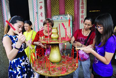 貌美女性手持清香准备拜“七娘妈”,诚心祈愿盼望好姻缘,求好人缘!