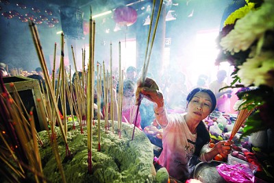 约有180年的城隍庙在乞巧节这天香火鼎盛。
