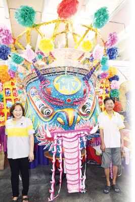 曾是军官和科技公司经理的黄财旺(右)因为太太李少卿(左)与纸扎结缘,成为传承传统文化的推手。