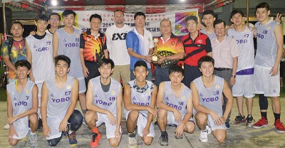 李福隆（后排左7）从林达宽（后排右6）接领冠军奖杯，后排左6为YOBO/少年队教练查克阿诺。