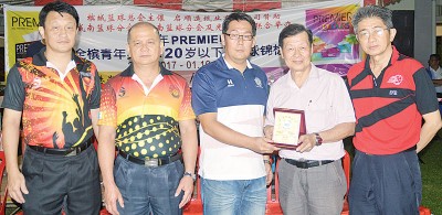 涂綵甡（右2）颁赠纪念牌匾予崇正小学李伟杰校长（左3），黄志强（左1）、林达宽（左2）及邱智坚（右1）在场陪同。