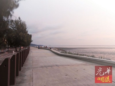 当局提升慕妮海滨的设施,设有长长的走道供民众在海边散步。
