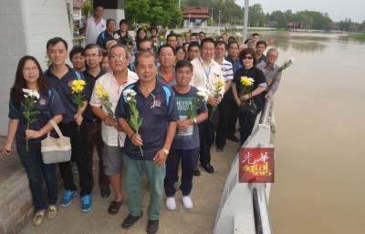 辇河边街举行追悼会向27名罹难者致哀