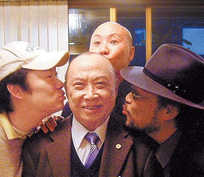 张菲(右起)、恒述法师、费玉清姐弟3人2007年为父亲过86岁大寿。