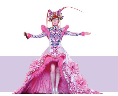 小亿曾为新加坡歌台艺人袁瑾制作的“齐天大圣装”，价值3000多新币。