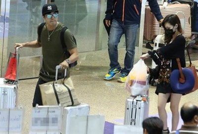贺军翔老婆拥有白皙长腿。