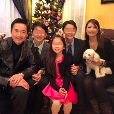 邹兆龙（左）与老婆翁慧德（右）结婚18年，育有双胞胎儿子和1个女儿。