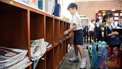 汉民小学设学生个人橱柜格子，储放厚重的课本及作业簿，书包瘦身计划见效，减轻了学生们的书包过重压力。