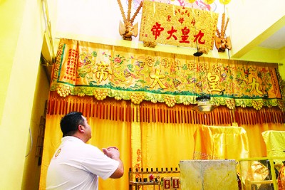 王先生在每年农历九月，都会到香港巷斗母宫敬奉九皇爷。