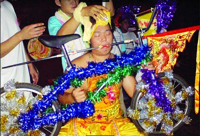 邝祥伟在过去曾数次以「脚踏车刺穿脸颊」。(照片由受访者提供)
