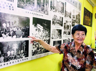 林桂英指着香港巷斗母宫庆典游行的旧照说，她已参与该宫多达70余次的游行活动。
