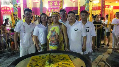 林糠怀(左)及微玲(左2)在父亲表演前的合照,如今只能成为回忆。