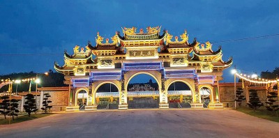 高约19公尺、阔约58公尺的牌楼,入夜后显得黄壁生辉。
