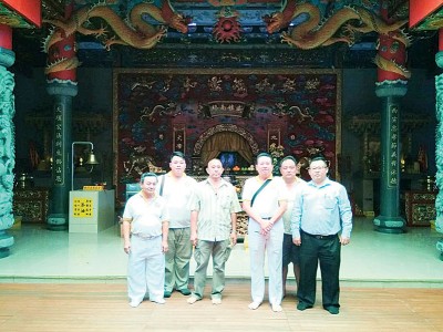 庇劳西天宫理事会成员;左起福利组主任刘明森、理事王甲元、总务郑金德、代主席陈天成、文教组主任李天霖、顾问蔡自强。