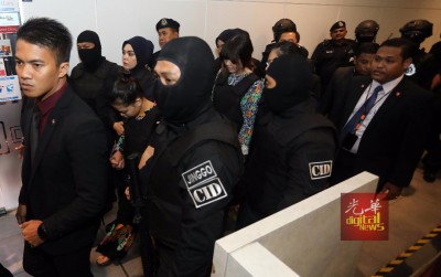 穿着防弹衣的25岁印尼籍被告茜蒂艾莎及28岁越南籍被告段氏香在警方保护下，被带到机场。