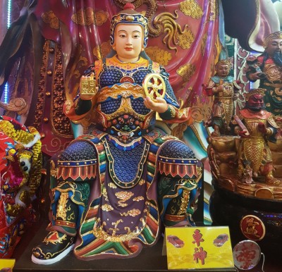 车神安在城隍庙财神殿前。