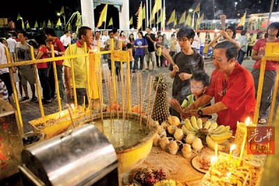 父母都会带着孩子一起膜拜九皇大帝,祈求平安。(档案照)
