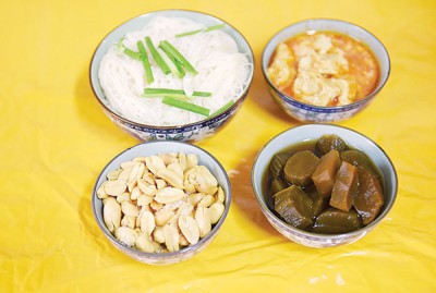 撒上葱花的面线,再配上几道小菜,就是邱保旺先辈茹素期间的一餐。