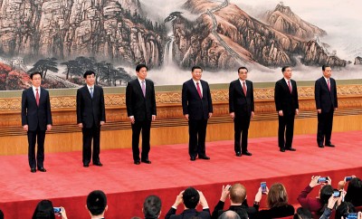 中共新一届政治局常委亮相,左起:韩正、王沪宁、栗战书、习近平、李克强、汪洋及赵乐际。(法新社照片)