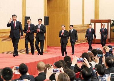 习近平带领新常委进入记者会场,让记者拍照。(新华社照片)
