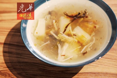 鱿鱼羹 RM10.9 1979年传承至今,有着传统古早味的馨香,乃镇店老招牌。值得一提,来自朝鲜的鱿鱼香滑嫩Q,保证难忘。