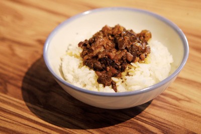 鲁肉饭 RM4 获CNN评选为台湾必吃美食第一名,鲁肉饭的魅力,可想而知。这碗4令吉鲁肉饭,出自正宗台湾人,香喷喷的卤汁与肉碎,搭着白饭吃特别开胃。