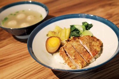 排骨饭套餐 RM20 套餐包含炸猪排、卤鸭蛋、小白菜与炒马铃薯,以及一碗猪肉贡丸汤,丰盛饱肚。