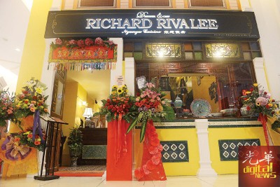 Richard Rivalee Nyonya Cuisine坐落在M Mall底楼,每日营业时间为11.30am-9.30pm,2.30pm至6.00pm只售甜品与茶点。