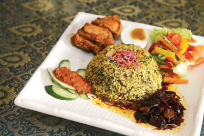 野菜饭套餐(Nasi Ulam Set)RM22.90 为了呈献出最近原味的野菜饭,Richard不惜精细混搭20多种食材与香料,包括咸鱼、虾米、炒椰丝、姜花、香茅、泰国柑叶、辣椒干、洋葱、姜丝等,用心调配出正宗娘惹风味,令人一尝难忘!