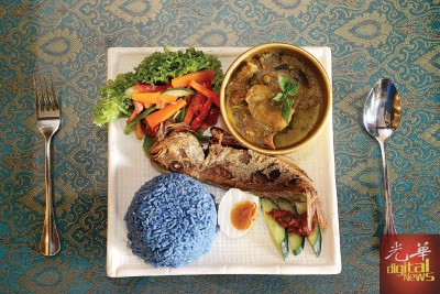 野蓝花饭套餐 (Butterfly Pea Flower Rice)RM22.90 蓝花饭是在半岛东海岸享负盛名的一道马来佳肴,用蝶豆花渲染成海蓝色,不仅卖相好营养价值亦丰富。套餐包含泰式青咖喱、香炸鱼、咸鸭蛋、阿杂娘惹酸沙拉。