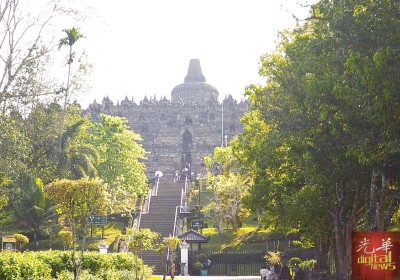 世界七大奇景之一婆罗浮屠寺塔，整个建筑物犹如一个巨大的曼荼罗。