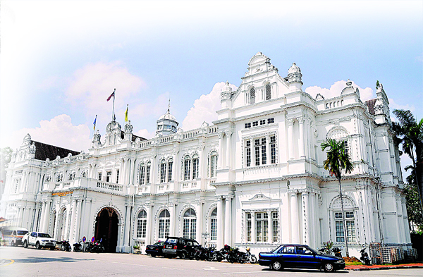 位于旧关仔角市政厅的槟岛市政厅，其精典优雅的英式风格，象征着市议会在乔治市的地位和贡献。