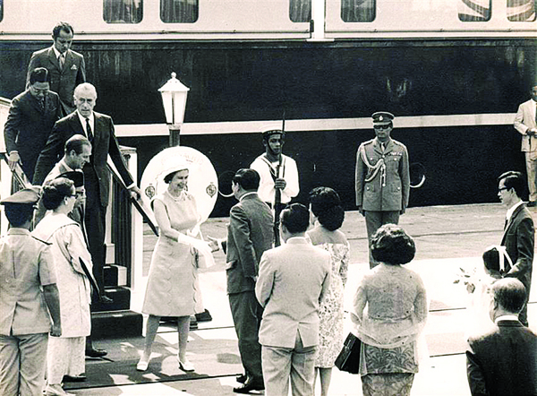 1972年： 英女王第一次到访槟城，当时由槟州首长敦林苍祐迎接。