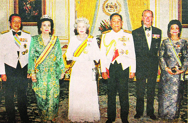 1998年： 国家元首端姑惹化在国家皇宫设国宴，招待英女王伉俪，陪同者为当时首相敦马哈迪伉俪。
