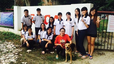 户外课程，在怡保防止虐待动物协会（ISPCA）帮忙清理狗舍后的合影。