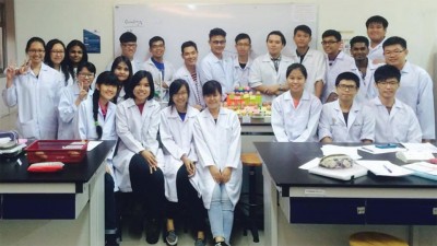 Animal Science，欣燕最喜欢的科目之一。图为最后一堂实验课的合照。