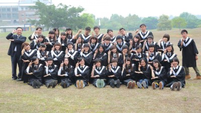 兹美于2012年夏天从国立暨南国际大学毕业，完成国际文教与比较教育学系学位。
