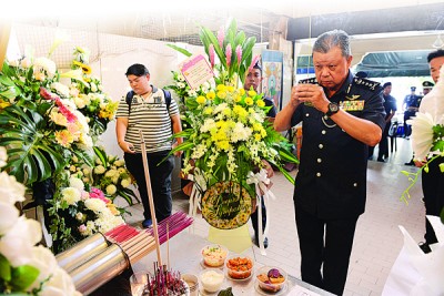 蔡义来代表警队上香及献上鲜花。
